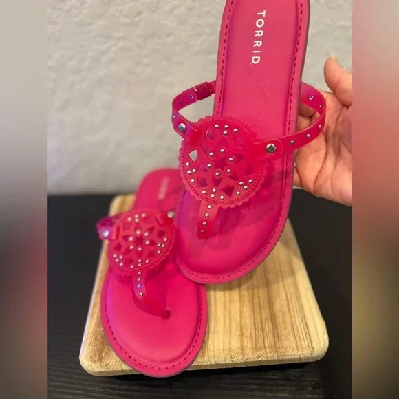 🌷Torrid Woman’s Hot Pink Jelly Flat Sandals Preloved Size: 8WW - Picture 2 of 3